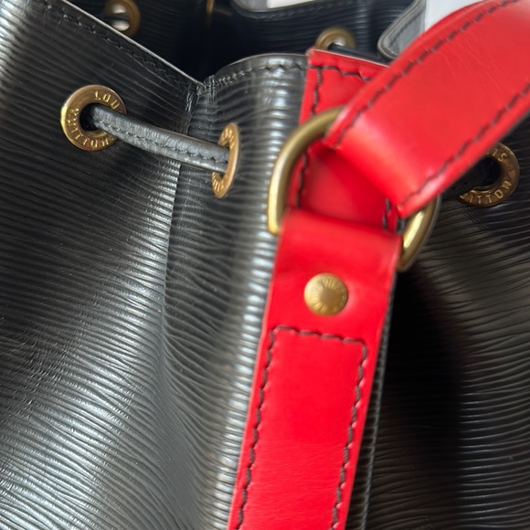 AUTHENTIC LOUIS VUITTON ÉPI NOE BI-COLOUR LEATHER SHOULDER BAG. - Picture 5 of 15